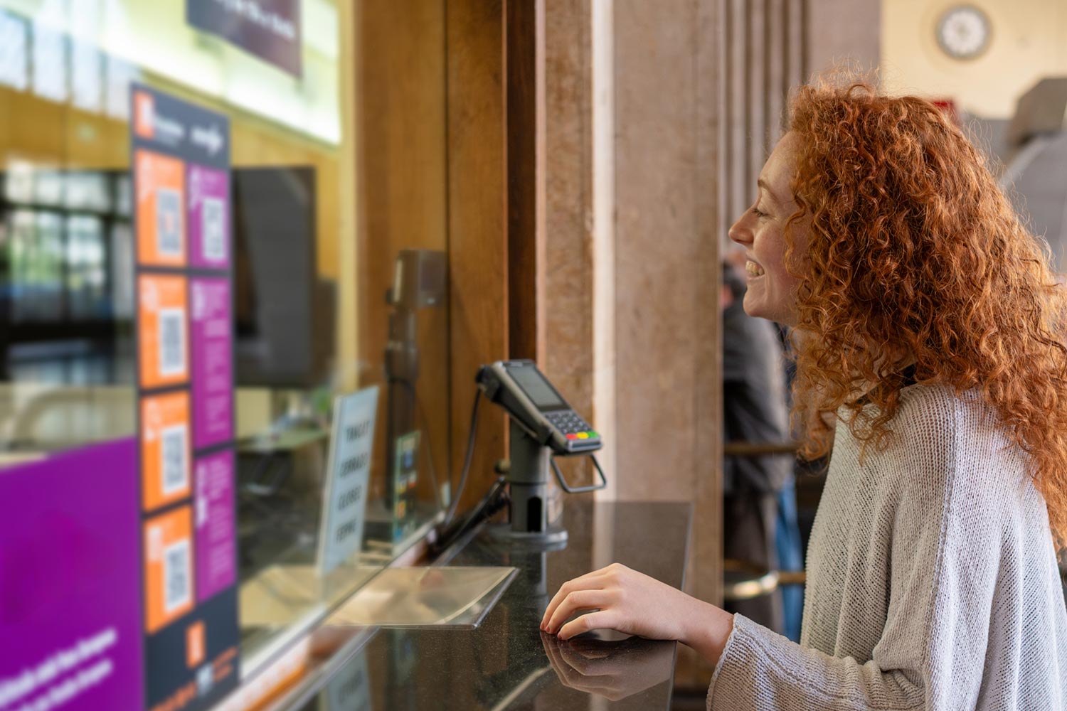 Am Fahrkartenschalter im Bahnhof