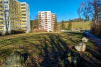 Die freie Wiese für den Bolzplatz gleich südlich vom Spielplatz im Füssener Westen.